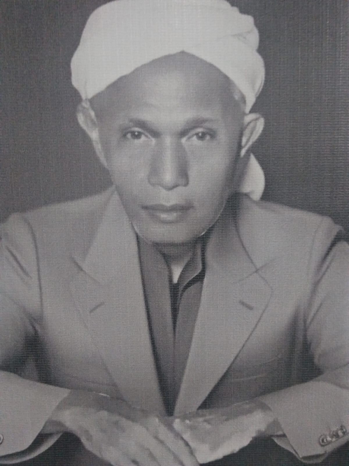 {"id":4,"created_by_id":"1","updated_by_id":"1","slug":"haul-ke-40-tgh-abdul-hafidz-sulaiman","judul":"Haul ke 40 TGH Abdul Hafidz Sulaiman","deskripsi":"<h1><strong>AKU DATANG <em>HAUL<\/em> DAPAT APA?<\/strong><\/h1><p>==========================<\/p><p>Oleh:<\/p><p><em>M. Rusli Nasir (Kepala MA NW Selaparang)<\/em><\/p><p>Ada satu pertanyaan yang pernah dilontarkan teman,<\/p><p>\"Mengapa kalau Nabi Muhammad saw. yang dirayakan hanya maulid beliau, sementara kalau umatnya yang dirayakan justru hari wafatnya, dalam bentuk (salah satu) berupa haul?\"<\/p><p>Jawaban guru saya, \"Kalau Nabi Muhammad saw. lahirnya sudah jelas membawa kebaikan, bahkan menjadi 'rahmatan lil alamin'. Sedangkan umat beliau, kelahirannya belum jelas (akan berbuat) kebaikan apa\/di mana semasa hidup, sehingga orang yang baik (saleh) itu dihaulkan untuk diambil atau ditiru teladan kesalehannya.\"<\/p><p>Dari jawaban Ustaz saya tersebut, terlihat jelas esensi dari peringatan haul, yakni supaya kita yang hidup bisa meniru, mengambil atau meniti jalan kesalehan yang sama dengan almarhum yang dihaulkan. Kita yang hidup menghidupkan kembali laku dan cara kesalehannya.<\/p><p>Ternyata, esensi haul yang disampaikan guru saya tersebut sesuai dengan penegasan Imam Ibnu Hajar. \"Memperingati hari wafat para wali dan para ulama (salah satunya dalam bentuk haul) adalah termasuk amal yang tidak dilarang agama.\" Tulis beliau dalam Fatawa al-Kubra jilid II.<\/p><p>Mengapa bisa demikian?<\/p><p>Hal ini tidak lain --lanjutnya,-- adalah karena peringatan haul itu biasanya mengandung (sedikitnya) tiga hal yang dianjurkan agama, yaitu: (1). Ziarah kubur; (2). Sedekah makanan dan minuman; dan (3). Ada rangkaian acara selawatan, baca quran dan pengajian berisikan nasihat agama. Ketiga-tiganya bagian dari (sunnah) anjuran dalam Islam. Adakah yang keliru? Tentu, tidak!<\/p><p>Bahkan, selain tiga hal tersebut, kata Ibnu Hajar-- pada momen haul juga ada pembacaan manaqib (biografi) orang saleh yang dihaulkan. Cara ini tentu jalan yang sangat baik, untuk mendorong dan membangun motivasi kesalehan generasi, dengan bercermin pada kesalehan almarhum yang dihaulkan.<\/p><p>Sehingga, dengan perayaan haul ini, kita ingin menegaskan, bahwa <em>jasad boleh saja tertimbun tanah, namun nilai-nilai kesalehan dan keteladan, senantiasa bisa dipetik oleh generasi demi generasi berikutnya.<\/em><\/p><p>Dalam konteks Peringatan Haul Syekh TGH. Abdul Hafidz Sulaiman (Pendiri Pondok Pesantren Selaparang), kita datang haul lantas dapat apa?<\/p><p><strong><em>Pertama<\/em><\/strong>, kita bisa mendapat <strong>kesempatan melaksanakan tiga sunnah yang disebutkan Ibnu Hajar <\/strong>dalam kitabnya, yakni kita bisa berziarah makam Sang Pendiri, menerima (memberi) jamuan makan, zikiran, selawatan, hiziban, khataman, hingga pengajian agama dan manaqiban.<\/p><p>Semua ini adalah oleh-oleh murah meriah tapi i<em>nsyaallah <\/em>berlimpah berkah. Pasalnya, semua itu adalah amalan sunnah. Obat berkah bagi zahir dan batin. Seluruh untaian kalimat bacaan dan bahkan sesuap jamuan yang dinikmati, menjadi satu nikmat tak terkira.<\/p><p><strong><em>Kedua<\/em><\/strong>, Haul Syekh TGH. Abdul Hafidz ini akan menjadi <strong>Momen Silaturrahim Akbar bagi para alumni, antar alumni, antara alumni dan guru, antara alumni dengan jemaah dari al-Magfurulah<\/strong>. Bukankah silaturrahim anjuran agama? Iya. Bahkan, ia menjadi <em>wasilah<\/em> rezeki berlimpah dan usia dipanjangkan.<\/p><p>Momen haul ini juga, saya yakini bisa menjadi obat pelipur rindu bagi alumni yang bertahun-tahun tak sempat bersua teman (alumni) lama.<\/p><p><strong><em>Ketiga<\/em><\/strong>, Haul al-Magfurulah menjadi <strong>momentum merefresh kecintaan kita selaku murid kepada Sang Guru dan sebagai alumni kepada almamaternya<\/strong>.<\/p><p>Sang Maha Guru dengan karyanya Pondok Pesantren Selaparang telah memberikan cintanya untuk semua murid dan alumni tanpa terkecuali. Cinta sejatinya tak bisa dijual ataupun dibeli. Semua tercurah murni. Lantas, <em>adakah kita rela cinta Sang Maha Guru dibiarkan bertepuk sebelah tangan?<\/em> tentu tidak!<\/p><p>Pembuktiannya pada momen Haul al-Magfurulah ini. Haul untuk kita lebih ingat Sang Guru. Haul momen kita lebih ingat almamater. Haul momen kita tumpah rindu. Haul jalan bukti bakti sebagai orang yang pernah berguru. Haul adalah jalan akhlak dan suluk sufi.<\/p><p>Simpulannya, oleh-oleh yang bisa diperoleh pada haul besok, yakni kita bisa melaksanakan sunnah, bisa berjumpa (silaturrahim) alumni dan memberi bukti bakti kepada Sang Guru (sebagai buah berkah).<\/p><p><strong>Mari kita ramaikan dan sukses Haul ke-40 Syekh TGH Abdul Hafidz Sulaiman pada 6 Desember 2023.<\/strong><\/p><p>Mari kita banjiri Kediri Kota Santri...<\/p><p>Mari bawa INFAQ TERBAIK KITA, keluarga, kerabat dan jemaah untuk meneguk kebeningan ilmu di Pondok Pesantren Selaparang <em>Muara Keberkatan, Akhlak dan Ilmu Bening.<\/em><\/p><p><br><\/p><p>Pancor, 11 Nopember 2023.<\/p><p><br><\/p><p>Watch on YouTube:<\/p><p>https:\/\/youtu.be\/o2llhNu0cxM?si=7B36DTLvX-66mVHJ<\/p><p><br><\/p>","link_gambar":"1701938758.IMG-20231205-WA0041.jpg","created_at":"2023-12-07T08:45:58.000000Z","updated_at":"2023-12-16T05:56:45.000000Z"}